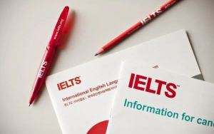 Hình ảnh chứng chỉ tiếng Anh Ielts cùng các cây viết màu đỏ
