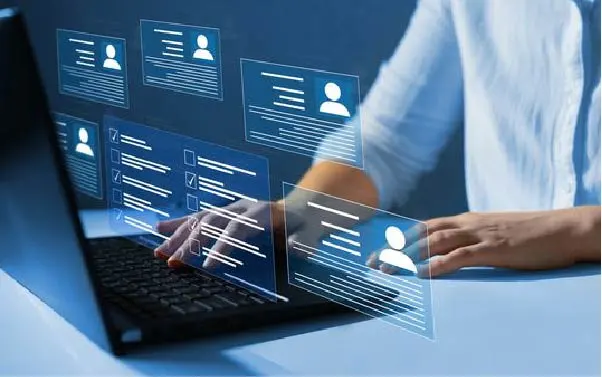 Hình ảnh một người đang làm việc với màn hình công nghệ,