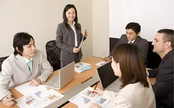 Hình ảnh mọi người cùng nhau tích cực trao đổi trong phòng họp.