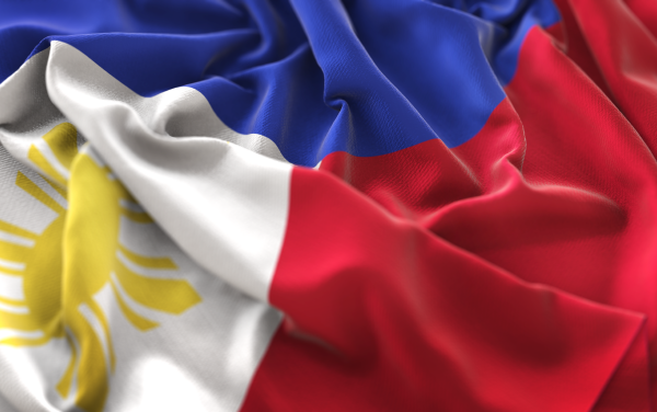 Hình ảnh quốc kỳ Philippines đang bay phấp phới trong gió