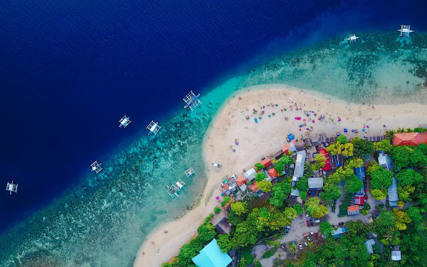 Hình ảnh hòn đảo tại Philippines với bãi biển xanh ngát cùng tàu thuyền