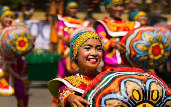 Hình ảnh một người phụ nữ đang trình diễn với trang phục truyền thống của Philippines.