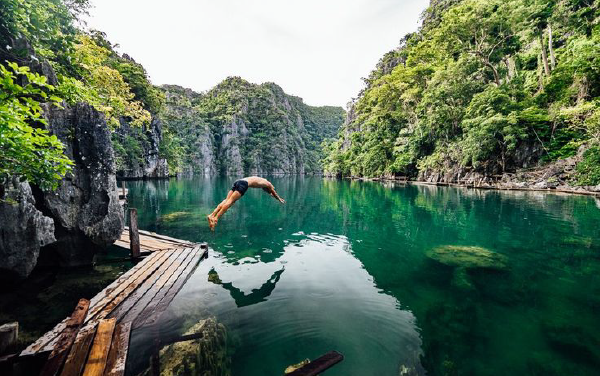 Hình ảnh người đàn ông chuẩn bị bơi tại hồ nước xanh mát ở Philippines.
