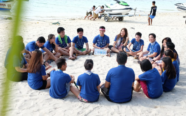 Hình ảnh nhóm sinh ở trường học tại Philippines tham gia các hoạt động ngoại khóa