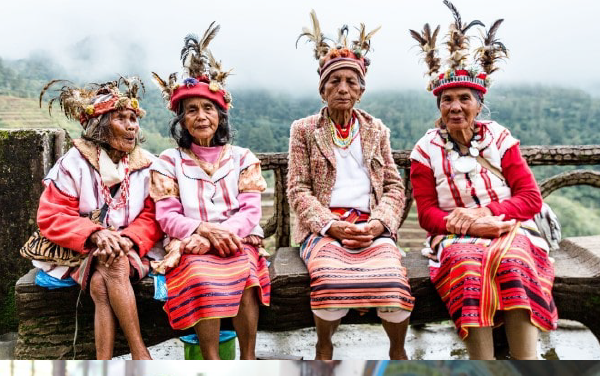 Hình ảnh những người phụ nữ đang diện lên bộ trang phục truyền thống tại Philippines