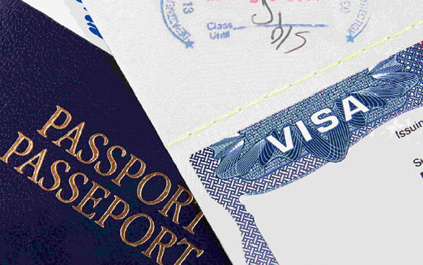 Hình ảnh visa và hộ chiếu Philippines được xếp chồng lên nhau.