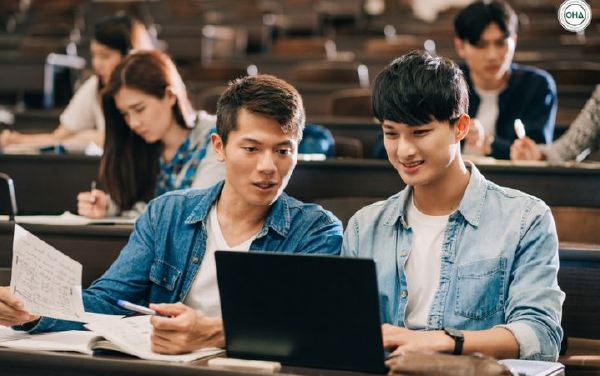 Hình ảnh 2 bạn nam du học sinh tại Philippines đang trao đổi cùng nhau.