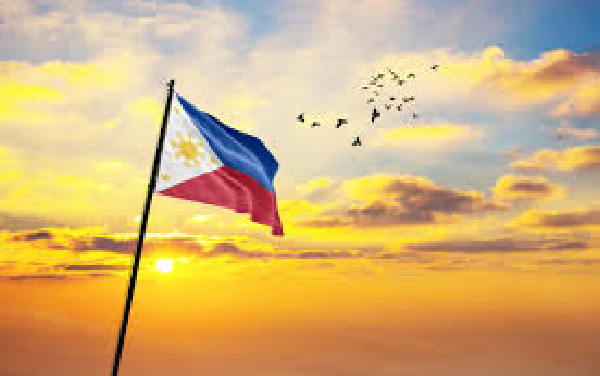 Hình ảnh quốc kỳ Philippines bay phấp phới giữa vùng trời rực đỏ.