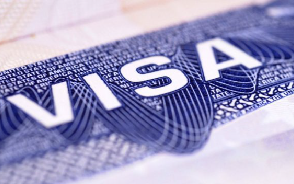 Hình ảnh Visa có chữ màu trắng và các họa tiết màu xanh nằm xung quanh.