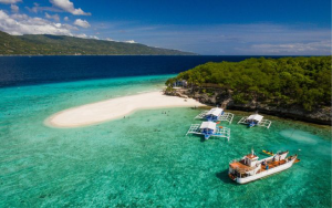 Hình ảnh bãi biển xanh mát cùng những chiếc tàu neo đậu tại Philippines.