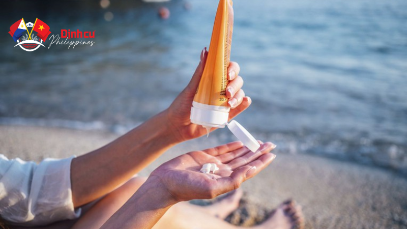 Kính chống nắng, kem chống nắng và mũ